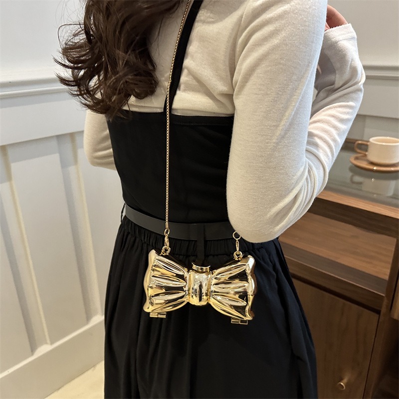 Glänzende goldene Metall-Schle – Wedding Vendor Bewertung und Preis